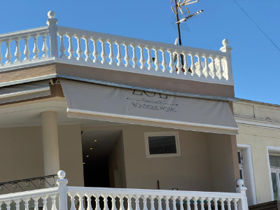 Zoe Boutique Hotel, Tende e personalizuar me logo Zoe Boutique Hotel, Tende e personalizuar me logo